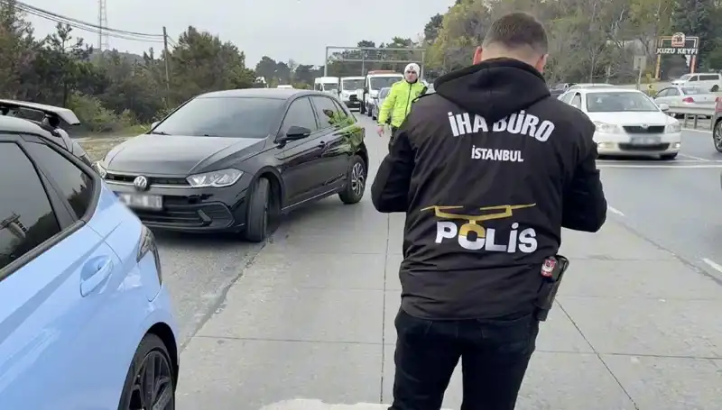 Emniyet Şeridini İhlal Eden Sürücü Suçunu Yolda Buldu: Olayda Neler Oldu?