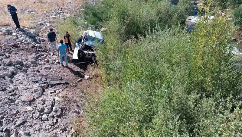 Sivas'ta Otomobil Dere Yatağına Uçtu: Feci Kaza İki Can Almış Olabilir