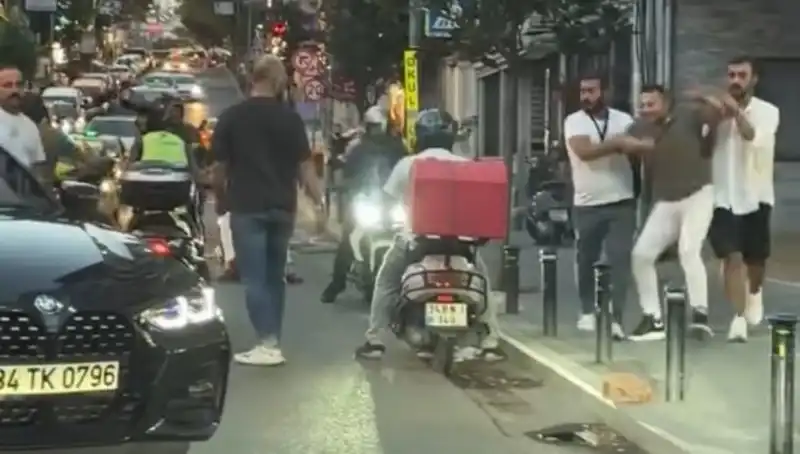Nişantaşı'nda Yol Verme Kavgası: Sopayla Kadının Üzerine Yürüyen Adam Gözaltında!