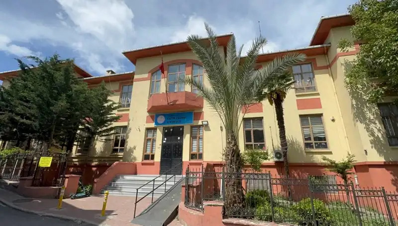 Depremde Hasar Gören Okullarda Acil Boşaltma Kararı Alındı