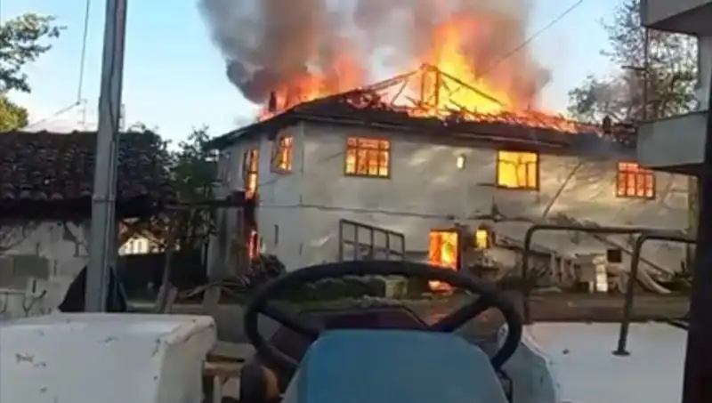 İki Katlı Evde Korkunç Yangın: Alevler Göz Doldurdu!