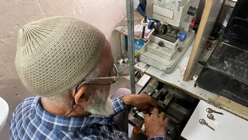 28 Yılda 4 Metrekarelik Dükkanında Kurduğu Dünya: "Burası Bana Saray Gibi"