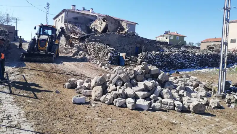 Kayseri'de Korkunç Olay: Ahır Çöktü, 37 Hayvan Hayatını Kaybetti
