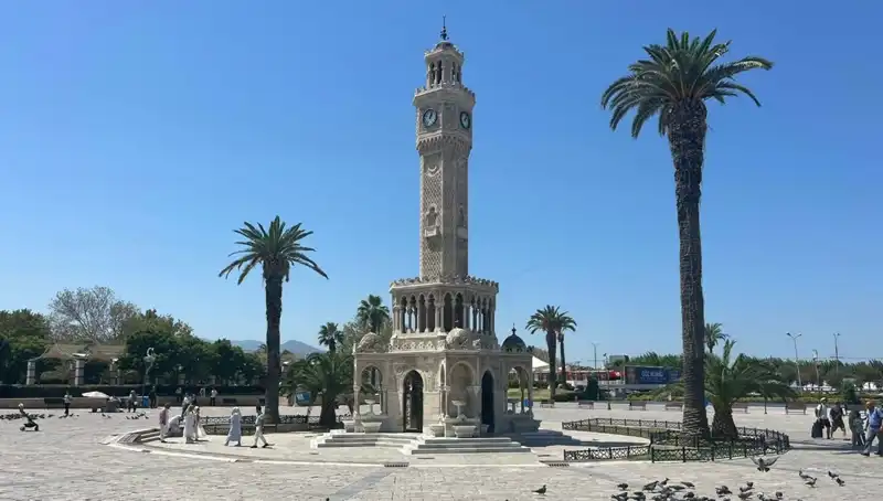 İzmir'de Sıcak Hava Dalgası: Meydanlar Boş, Sıcaklık 41 Dereceye Düşüyor