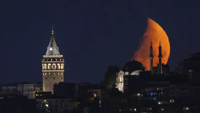İstanbul'da Yarım Ay Şehri Büyüledi: Geceye Renk Katan Görüntüler
