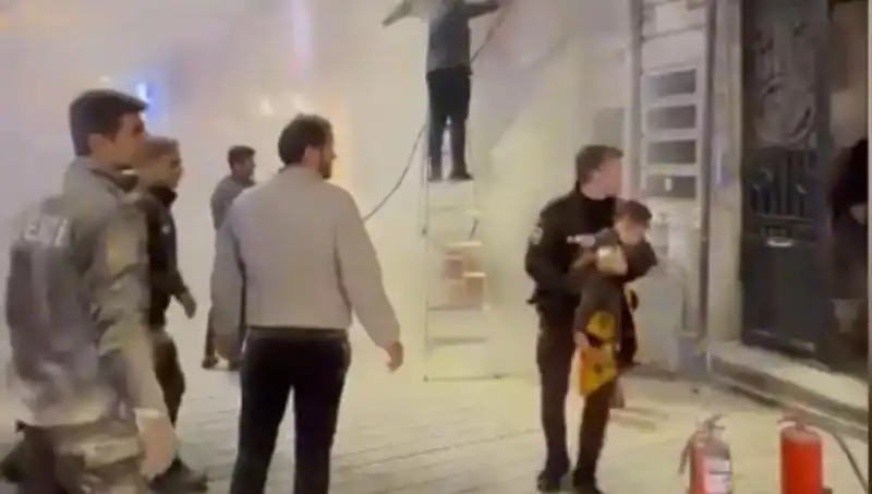 Beyoğlu'ndaki Büfede Korkutan Yangın: Çocuk Mahsur Kaldı, Kurtarıldı!