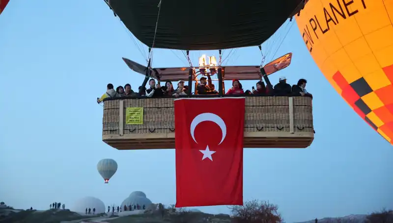 Kapadokya’da 23 Nisan Coşkusuyla Balonlar Renkleniyor!