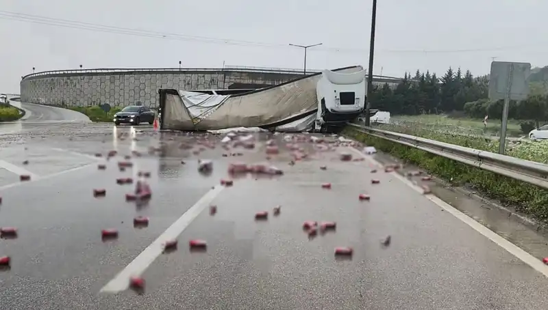 TIR Devrildi, İçkiler Yola Saçıldı: Kaza Sonrası Manzara Şaşkınlık Yarattı