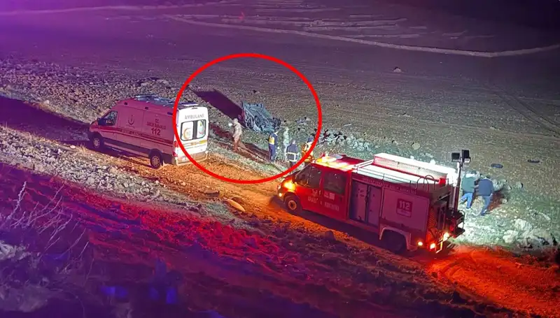 ** Şarampole Devrilen Otomobilden Fırlayan İki Kişinin Trajik Ölümü