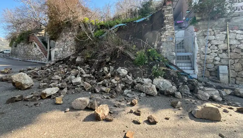 İstinat Duvarı Çökmesi: Yolda Büyük Tehlike ve Acil Önlemler