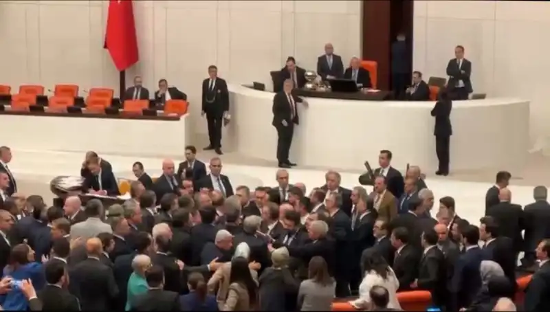 Mecliste Gergin Anlar: Emekli İkramiyeleri İçin Kavga Çıktı