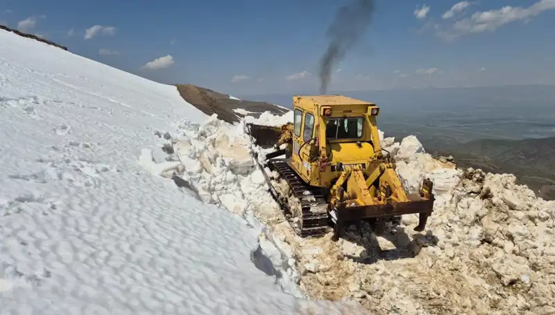 Nisan Ayında 2 Metreyi Bulan Kar, Yol Açma Çalışmalarını Zora Soktu