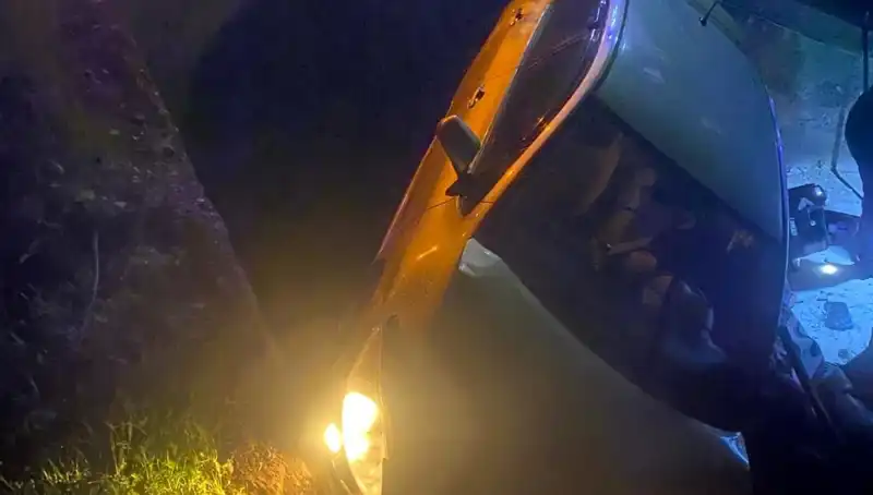Adana’da Otomobil Devrildi: Şarampoldeki Kaza 2 Yaralıyla Sonuçlandı