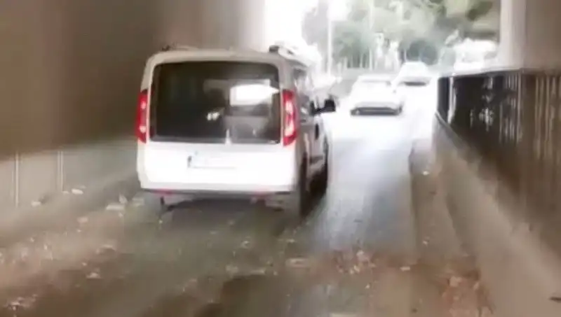 Trafikte Olumsuz Hava Koşulları: Beton Parçaları Araçların Üzerine Düştü