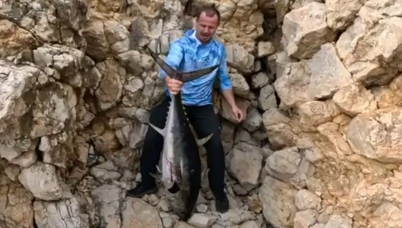 Saros'ta Avcının Düşlerine Giren Dev Balık: 30 Kiloluk Sürpriz!