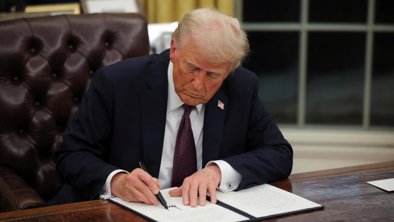 Trump Kararnameler İmzalayarak Gündemi Belirledi