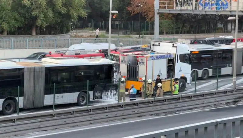 İstanbul Metrobüs Yangını: Trafik Kaosu ve Yolcuların Yaşadığı Gerilim
