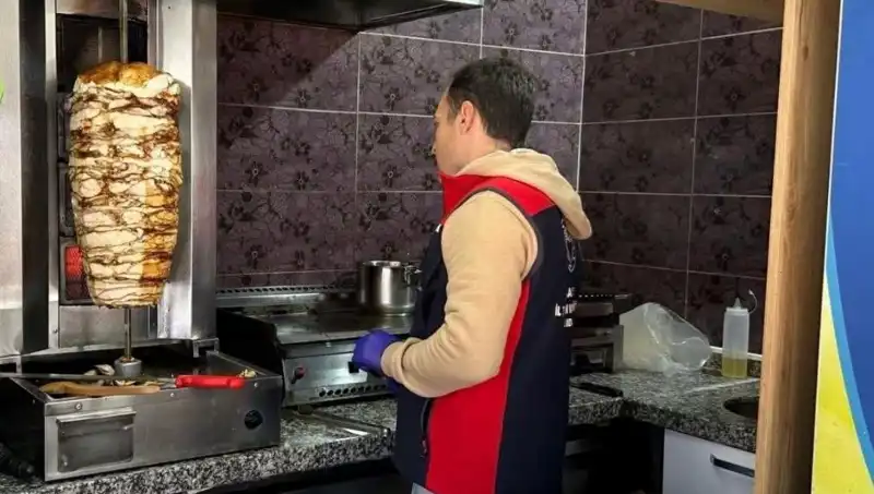 Tavuk Döner Alarmı: Sağlıksız Ürünlere Karşı Sıkı Denetim Zamanı