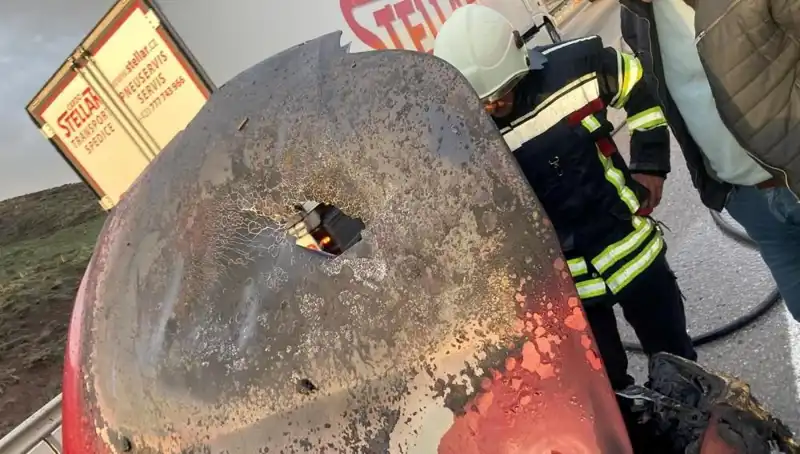 Seyir Halindeki Otomobilde Yangın Etrafındaki Korku Dolu Anlar