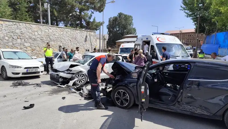Bitlis'te Korkutan Kaza: Otomobiller Çarpıştı, 10 Yaralı