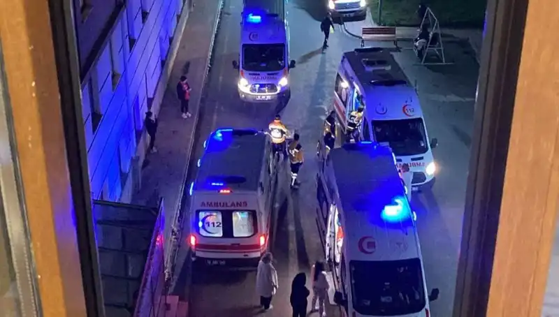 Okul Akşam Yemeği Felaketi: 53 Öğrenci Hastaneye Kaldırıldı!
