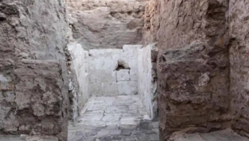 Mısır'da 3,500 Yıl Önceye Ait Gizemli Kraliyet Mezarı Keşfedildi