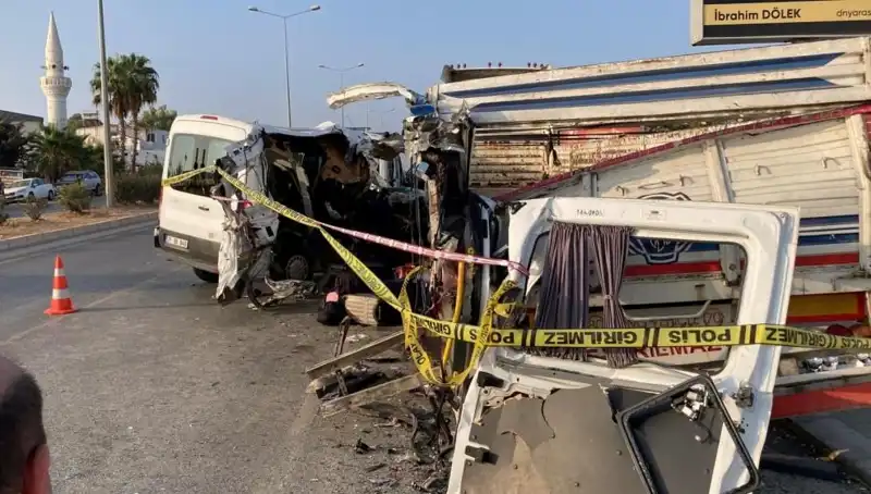 Mersin'de Tatil Yolunda Meydana Gelen Feci Kaza: İki Can Gitti, On Yaralı