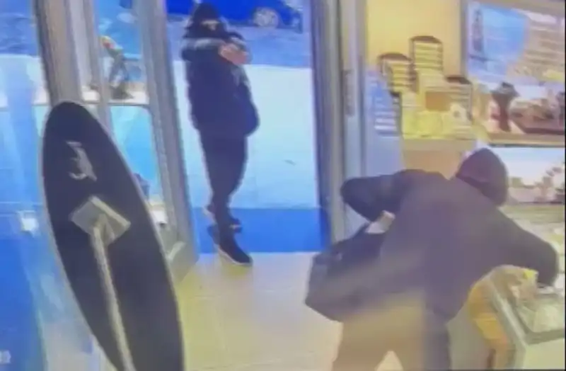 Ümraniye’de Kan Donduran Soygun Girişimi: 5 Maskeli Soğukkanlı Hırsız