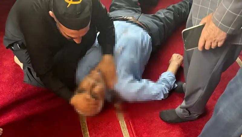 Camide Namaz Kılarken Bıçaklanan Adamın İhalesi Korkunç Bir Olayla Tüm İhtiyaçları Değişti