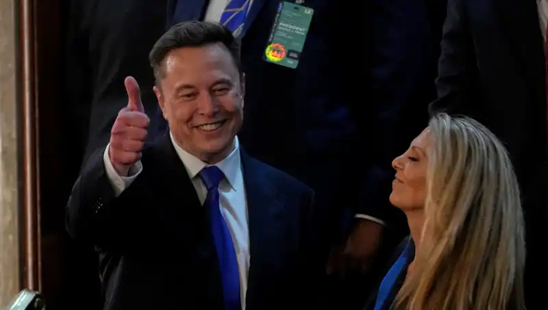 Elon Musk'tan Şaşırtan Açıklama: Ukrayna'da Seçim İstiyor, Zelenski'yi Eleştiriyor