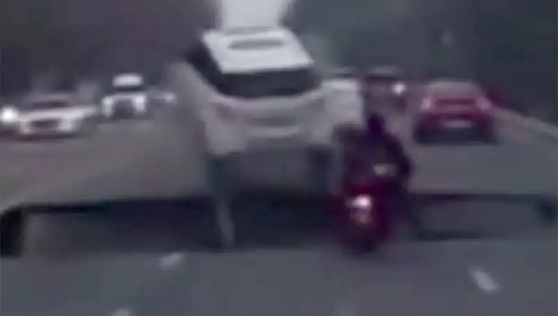 Güney Kore Otoyolunda Dev Çukur: Motosikleti Yutan Kaza Anı Sosyal Medyada Viral Oldu