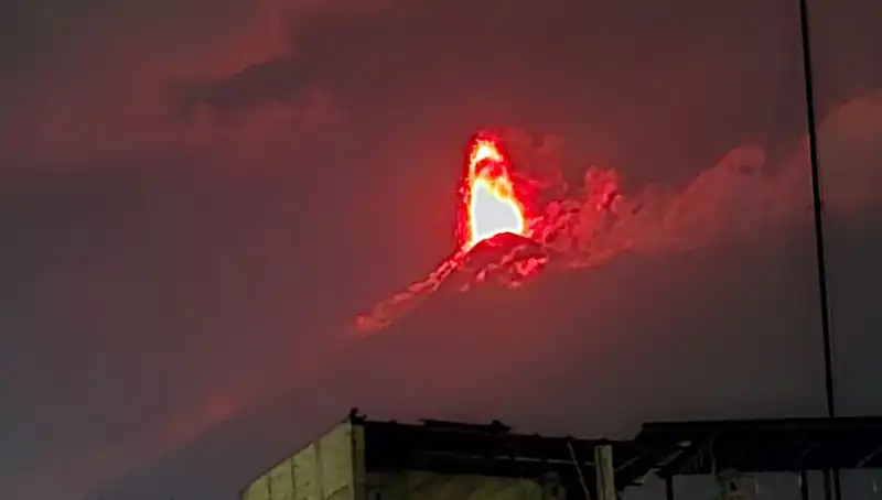 Fuego Yanardağı'nın Patlaması: 30 Bin Kişi Tahliye Ediliyor!