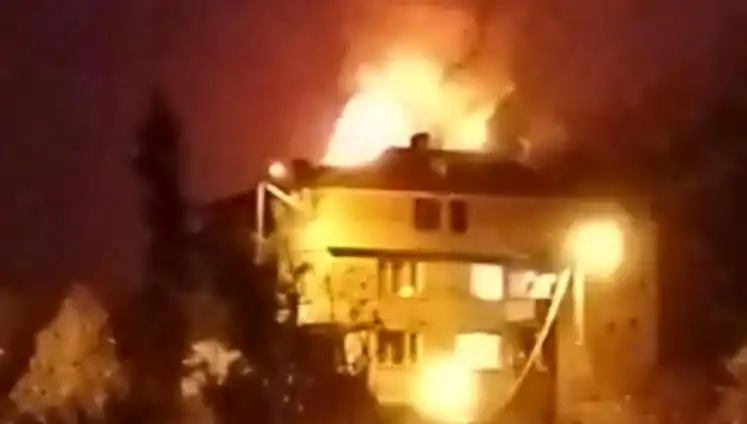 Saman Yüklü Çatı Alev Alev Yandı, Mahalleli İsyan Etti!