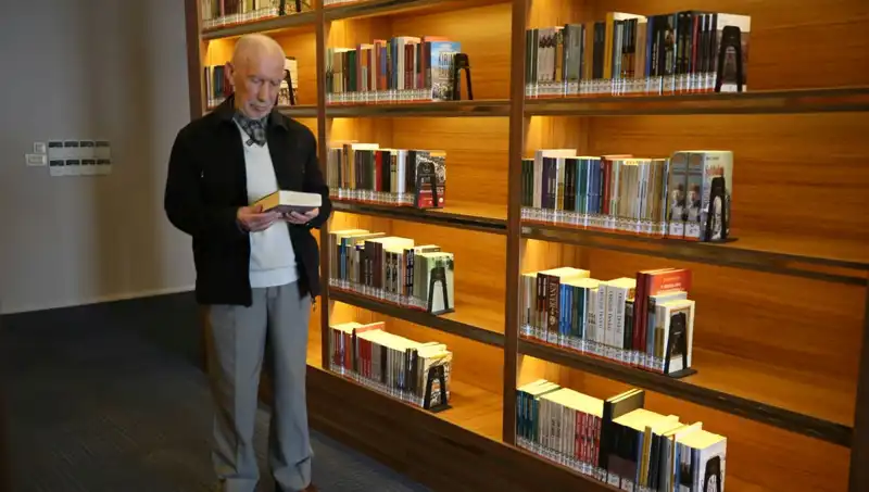 71 Yıldır Okuma Tutkusunu Sürdüren 79 Yaşındaki Kadın: Kitaplarla Sınır Tanımıyor