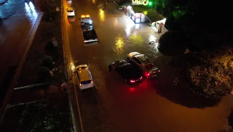 Adana'da Sağanak Yağış Hayatı Felç Etti: Cadde ve Yollar Sular Altında Kaldı