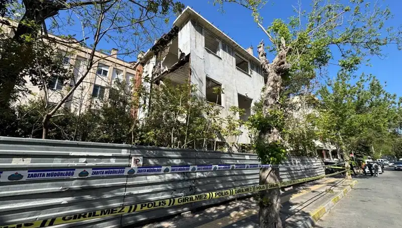 Bakırköy'de Metruk Bina Depremle Kısmen Çöktü: Neler Oldu?
