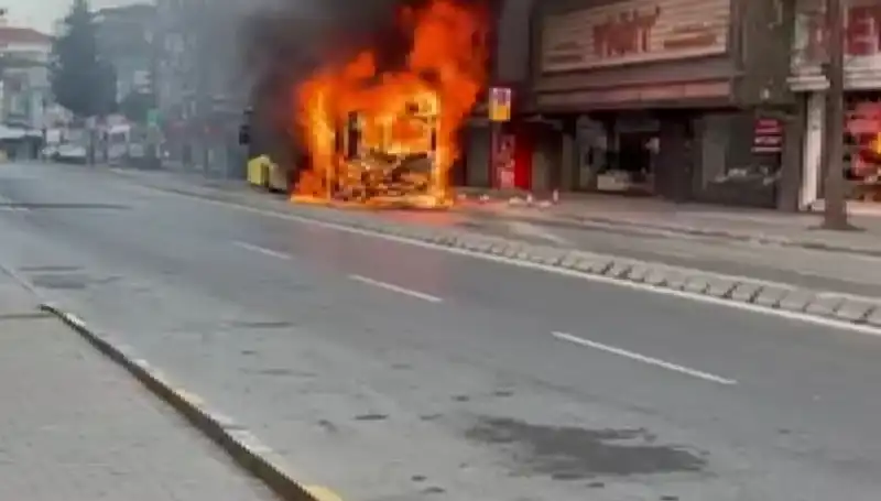 Ümraniye'de Korku Dolu Anlar: Yangın Ortalığı Sarmaladı