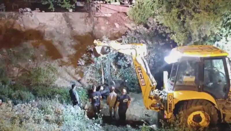 Hatay'da İneğin Kurtarılması İçin Gerçekleştirilen Zorlu Operasyon