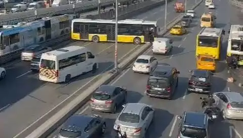 İstanbul'da Trafiği Alt Üst Eden İETT Kazası: İki Araç Çarpıştı