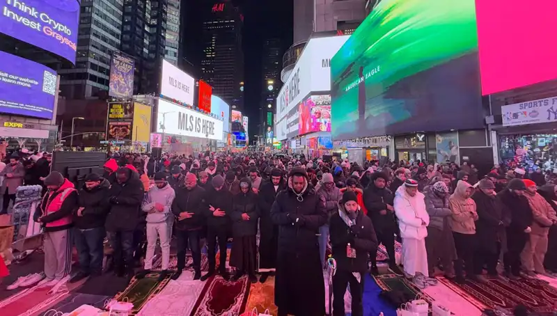 New York Times Meydanı'nda Geleneksel Teravih Namazı İlgiyi Üzerine Topladı