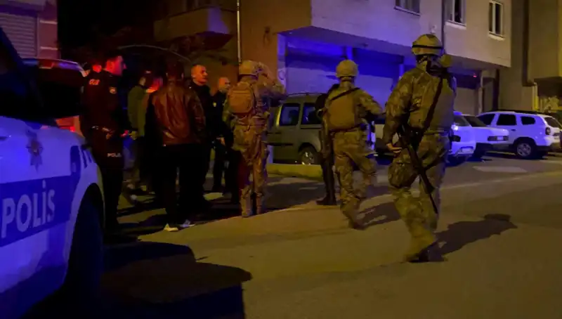 Balkondan Tüfekle Ateş Açan Şahıs, Polisin Gelişiyle Kendini Eve Kilitledi