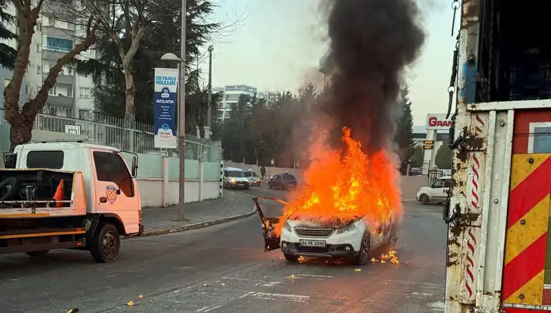 Korku Dolu Anlar: Alev Topuna Dönüşen Araç İki Otomobile Çarptı