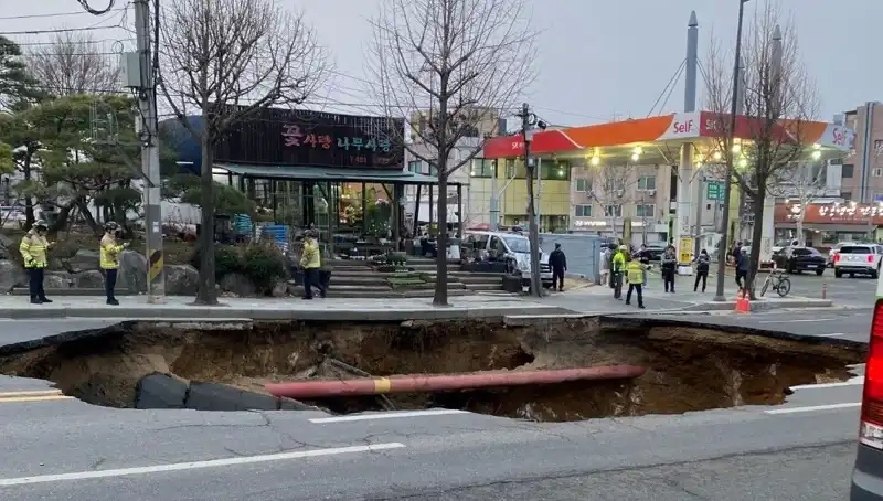Güney Kore'de Motosikleti Yutan Dev Çukur: 1 Kayıp, 1 Yaralı