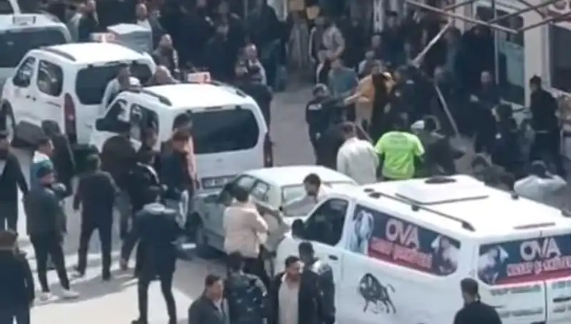 Erciş'te Taşlı Sopalı Kavga: 7 Gözaltı ile Şok Edici Olay