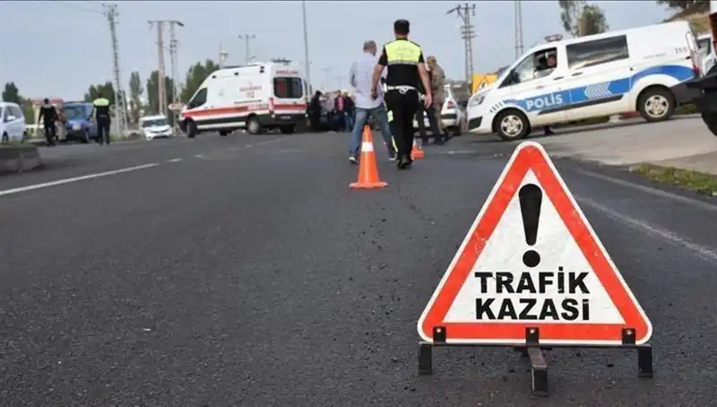 Antalya'da Otomobil Kanala Devrildi: İki Kişi Yaralandı, Olayın Ayrıntıları Ortaya Çıktı
