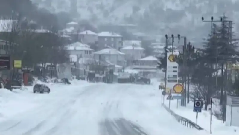 Sertavul Geçidi'nde Kar ve Sis Ulaşımı Durma Noktasına Getirdi