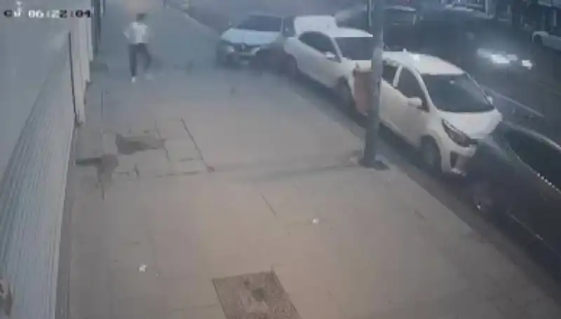 Direksiyon Kontrolünü Kaybeden Sürücü, Park Halindeki Araçlara Çarptı!