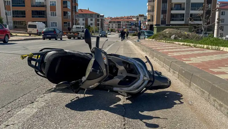 Uşak’ta Trafik Kazası: Hafif Ticari Araç ve Motosiklet Çarpıştı, Bir Kişi Hayatını Kaybetti
