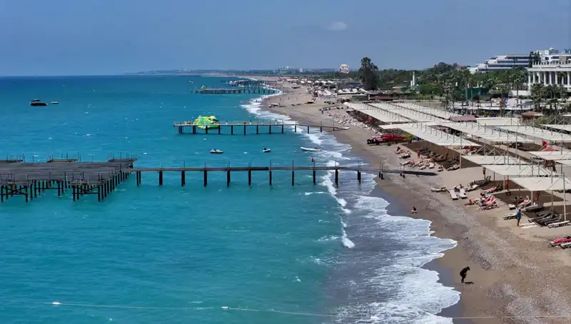 Antalya Sahillerinde Güneşli Hava: Tatilcilerin Gözdesi Oluyor