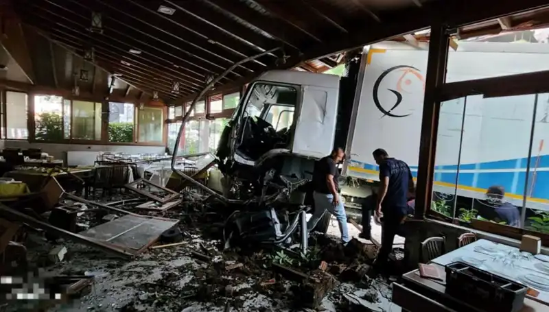Freni Boşalan Kamyon, Restorana Giriş Yaptı: O Anlar Kamerada!